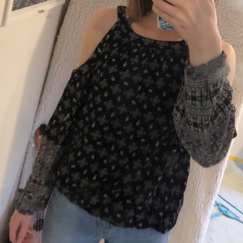 Long sleeve shoulderless shirt
